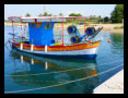 Fischerboot im Hafen Nea Plagia, ein Nachbar Dorf